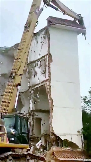 The Process of Demolishing a House = Good Machinery Increases