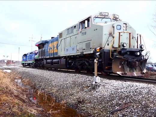 首辆csx的cm44ah内燃机车拉着mta的地铁用机车试跑的视频搬运～First CSX CM44AH for the 2025 order tests轨道交通