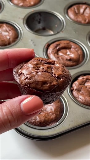 (Recipe Below)✨✨Mini Brownie Bites are the perfect homemade dessert recipe! Made in a mini muffin pan these bite-sized crinkle topped treats are chewy, fudgy, and perfect for snacking & sharing. These nostalgic brownies made from scratch are better than the box mix & the childhood favorite snack packs! Ingredients 3.5 oz dark chocolate bar (72% cacao) 1/2 cup unsalted butter 1 cup white sugar 2 eggs 1 tsp vanilla extract 1/3 cup cocoa powder 2/3 cup all purpose flour 1/4 tsp salt Instructions Se