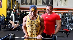 #tbt Faire des collaborations avec tonton Foukra est toujours un plaisir. La connexion que j’ai avec lui est très spéciale. Foukra c’est le genre de fréro qui, même si je ne vois pas pendant des années, rien ne change quand je le revois. Foukra est différent de Essan , pour lui la musculation c’est sa manière de s’exprimer et de transmettre le message dans ce monde. J’en ai connu des bodybuilders dans ma vie, mais papa Foukra est spécial, car malgré son intelligence incroyable, son message est t