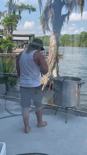 Stalekracker - Crawfish in da basin!!! #stalekracker #crawfishboil #LouisianaStyle #CajunCooking #seafoodlover #southernvibes #bayoulife | Flavour Cooking