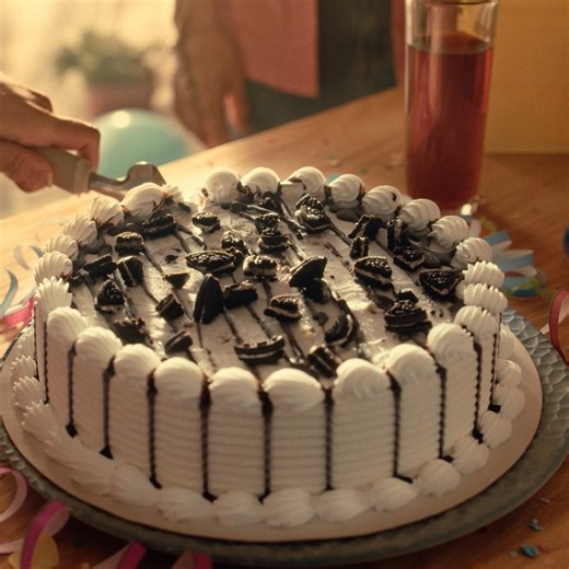 En Dairy Queen® tenemos un pastel para hacer especial cualquier momento. 🎂 Celebra a Mamá en su día con un Pastel Blizzard® de Fresa Pay de Queso, Choco Fresa, Oreo®, Cereza Negra Brownie, o Choco Xtreme. 🫶 Y solo por tiempo limitado, ven ya por el Pastel Hershey’s Kisses Fresa Blizzard® Treat. 🎂 #dairyqueen #celebracondq | Dairy Queen