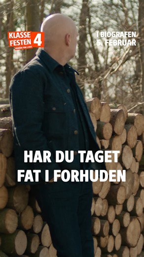 TOBAKSGAARDEN - ASSENS on Instagram: "VENNERNE ER TILBAGE - I morgen er der premiere på KLASSEFESTEN 4 kl. 19.00. Intet er som det plejer! Thomas er blevet hjemmegående far med tvillingebabyer, Andreas har omsider fået sig en kæreste, og Niels har rejsningsproblemer efter en prostatkræftoperation og er deprimeret. Da han fylder 50 år, beslutter Andreas og Thomas sig for at løfte hans humør og arrangerer et surpriseparty for ham i et sommerhus på Fyn. Sammen tager de på verdens vildeste tur for a