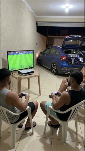 Cena noturna de amigos jogando videogame em 8K