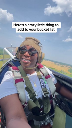 Me 🤝 doing things out of my comfort zone constantly. Let me also add this ride was a surprise gift from my fiancé, which is why I had no idea what I was doing lol. Everything you need to know ⬇️ The Flying Circus air show does these rides on a first come first served basis, so you can’t reserve. But you can purchase a ride gift certificate in advance. For the aerobatic plane rides, there’s a weight limit of 270-285 pounds. Aerobatic rides are $180 and are only for one passenger. If you don’t wa