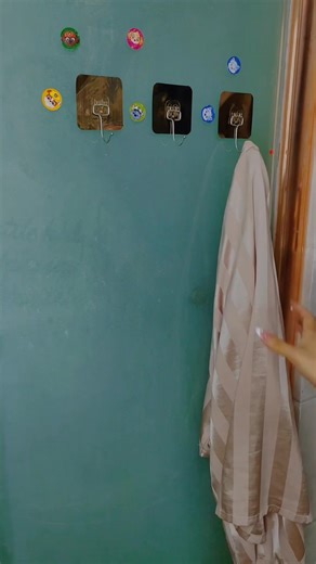 This traceless, brush-like large hook has a strong load-bearing capacity, a large adhesive surface, and a strong bond. It can be conveniently placed anywhere in the kitchen or bathroom. #hooks