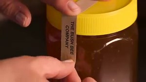 This is some seriously good looking honey. Drooling face Video by: The Bush Bee Man https://imgur.com/gallery/kOExg99 | Imgur
