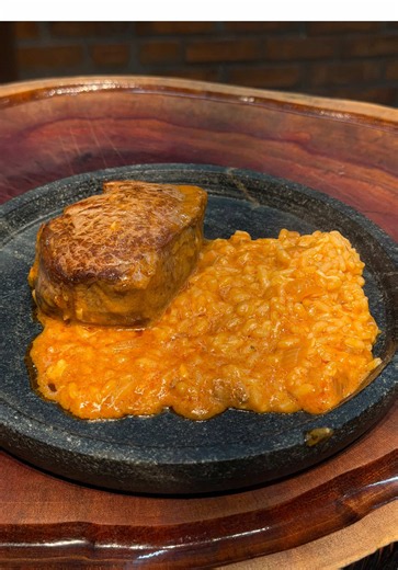 Risoto de filé mignon 🥩🥘🔥 . . -Manteiga -Azeite -Filé mignon -Sal -Arroz arbóreo -Cebola -Vinho branco -Passata de tomate -Queijo Burrata -Páprica defumada -Queijo parmesão #discodearado #mignon #file #risotto #fyp