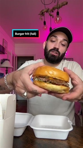 Préparation d'un burger spécial avec frites et bacon - Vidéo humoristique