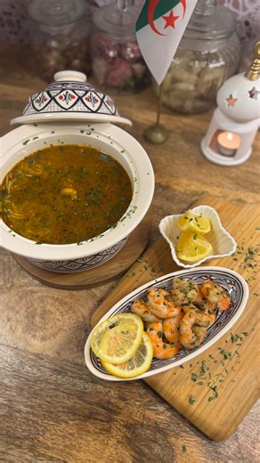 DeliciousUmmī Dz 🇩🇿🇵🇸 on Instagram: "Aujourd’hui on change de la chorba classique … place à la chorba aux crevettes 🦐🇩🇿 Une version parfumée, généreuse et parfaite pour sublimer ton ftour de Ramadan. Ingrédients : 🦐 250 g de crevettes grises 🦐 100 g de petites crevettes décortiquées 🦐 100 g de crevettes fraîches (style gambas) 🧅 1 gros oignon 🧄 3 gousses d’ail 🌿 1 belle poignée de persil haché 🍅 1 petite cuillère de concentré de tomate 🍅 3 à 4 tomates bien mixées avec de la corian