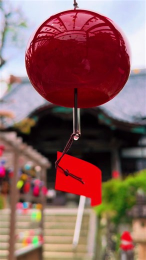 音と色で涼む、日本の夏。🎐✨可睡斎の「遠州三山風鈴まつり」に行ってきました！約2,000個の江戸風鈴が並ぶ風鈴の小道は、まさに圧巻の一言。風が吹くたびに一斉に響く涼しげな音色に、暑さも忘れて心が洗われます。どこを切り取っても絵になる、今しか見られない特別な景色をぜひ体験してみて。 #可睡斎 #遠州三山風鈴まつり#可睡斎風鈴まつり #静岡観光 #袋井市