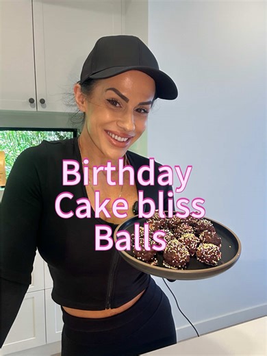 🎉 BIRTHDAY CAKE BLISS BALLS 🎉 Because who said healthy can’t taste like a party? #macromike These are no-bake, crunchy, chocolate-coated and honestly dangerous to keep in the fridge 😅 Perfect when you want something sweet without blowing your calories. You’ll need: • 70g rice bubbles • 10g coconut oil • 1 serve Birthday Cake Almond Protein – Macro Mike • 12g Peanut Butter Birthday Cake powder – Macro Mike • Hundreds & thousands (sprinkles ✨) • 30g dark chocolate baking melts Method: 1️⃣ Place