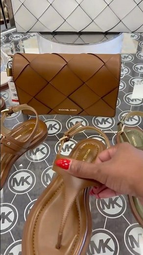 ¿Cuánto cuestan las sandalias Michael Kors en Macy's?