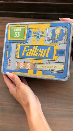 Addicted to the Fallout series? ☢️💛 Here’s the Lucy’s Dwellers Kit, packed with Wasteland details for true fans. Thanks to @biancasdumpsterposts for the unboxing! 👉 www.doctorcollector.com ¿Adictos a la serie de Fallout? ☢️💛 Aquí tenéis el Lucy’s Dwellers Kit, lleno de detalles del Yermo para auténticos fans. Gracias por el unboxing a @‌biancasdumpsterposts! 👉 http://www.doctorcollector.com | Doctor Collector