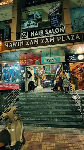 Mohammad Amjad Khan on Instagram: "日本利用压电瓷砖将脚步转化为电能。这些瓷砖捕捉来自你脚步的动能。当你行走时，你的重量和动作会对瓷砖产生压力。瓷砖会轻微弯曲，从而产生机械应力。瓷砖内部的压电材料将这种应力转化为电能。每一步都会产生少量电荷，而数百万步结合在一起就能产生足够的电力来驱动LED灯、数字显示屏和传感器。在像涩谷车站这样繁忙的地方，每天大约有240万个脚步为这一系统作出贡献。这些电能可以被储存或立即使用，从而减少对传统电力来源的依赖，并支持可持续的城市基础设施。这种方法将日常运动转化为实用的可再生能源 #日本＃知识 ＃事实 #你知道吗 #推荐＃科技 #创新 #历史 技术 实验 热门 📌 MacBook Air A1932 (2019) Model – Business Class Laptop ⚙️ Intel Core i5 (9th Gen) 💾 8GB RAM | 🚀 256GB SSD 🖥️ Slim • Durable • Fast Performance ✅ Office • Study • Online Work ke