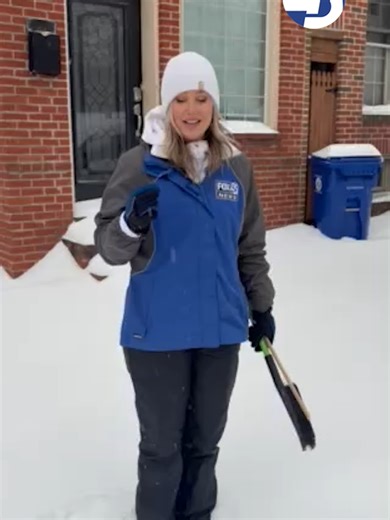A little New England meets Baltimore ❄️ Rebecca Pryor chats with a pair of New England transplants (and their dogs!) enjoying the snowy scene near Patterson Park.