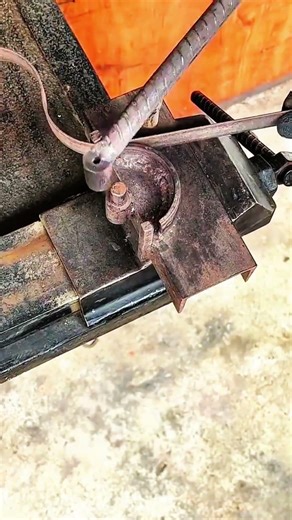 Steel rebar bent firmly around pivot with lever arm