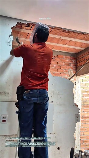 ペットボトルで防護面を自作して壁を叩く：解体現場の安全対策と手作り知恵