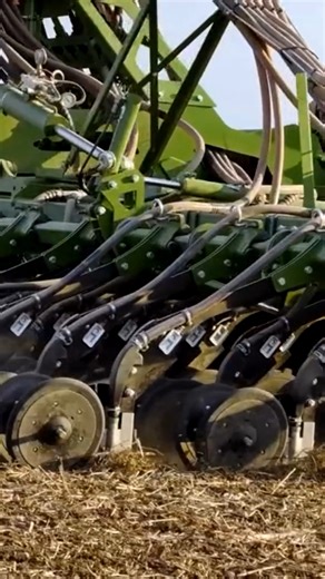 NEW: AMAZONE Condor 02 – reliable even under the toughest conditions! 🚜 The new Condor 02 trailed seed drill expands on the successful Condor 01 with new working widths and numerous innovations such as the MultiSwitch single row shut-off dsitribution head. It sets new standards in tine seed drill technology: ✅Compact & manoeuvrable: working widths of 8 m and 9 m with a new, compact chassis ✅Flexible: perfect for direct drilling and min-till systems ✅Greater precision: in addition to 25 cm, opti