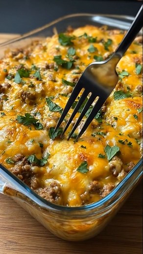Cozy up with a bowl of this delicious Cheddar Bay Hamburger Casserole! Perfect for family dinners, it’s savory, cheesy, and full of comforting flavors. Cheddar Bay Hamburger Casserole Homemade 📝 Ingredients👇👇 500g ground beef 1 medium onion, diced 2 cloves garlic, minced 1 can (400g) condensed cream of mushroom soup 1/2 cup milk 1 teaspoon Worcestershire sauce Salt and black pepper, to taste 1 1/2 cups shredded cheddar cheese 1 box Cheddar Bay biscuit mix (plus ingredients listed on the box –