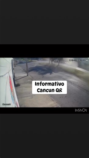 #Cancún 🚨 Así “voló” la unidad De esta manera terminó una Ford Transit la mañana de este lunes en la Región 227, sobre la avenida Centenario, tras un aparatoso accidente que dejó cuatro personas lesionadas. La unidad quedó volcada luego del fuerte impacto, lo que generó la rápida movilización de paramédicos y elementos de tránsito en la zona. Los heridos fueron atendidos en el lugar y posteriormente trasladados para su valoración médica. ⚠️ Extreme precauciones al circular por esta área. | Info