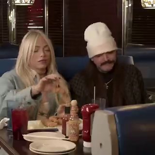 lol ya vi la entrevista completa y si le dice coqueta por la canción JAJAJAJA