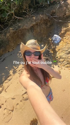 Laelou ✨ on Instagram: "On m’a dit : fais la promo de ta chanson sur l’île. On n’a pas précisé laquelle. 🌴☀️ L’ÎLE AUX CYGNES DISPO SUR TOUTES LES PLATEFORMES 🦢🐠"