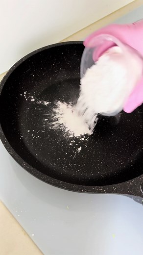 מתכון (מס׳ 2) 👇🏻 המתכון הבא מתוך סדרת המתכונים של מוצ׳י, זה בצק צבעוני, לא כמו בפעם שעברה שעשינו עם מחית פרי, אלא עם תוספת של צבע מאכל. וזה אומר ש: 1. זה זול יותר 2. אפשר לצבוע אוצו בכל צבע שרוצים אם לא שמרתם את המתכון שעבר, חפשו אותו בפרופיל 😉 *אפשר לעשות חצי מכמות בפעם ראשונה 😊 מרכיבים: קמח אורז דביק- 135 גרם אבקת סוכר - 90 גרם קורנפלור - 9 גרם מים - 180 גרם מלח - 2 גרם שמן - 9 גרם צבע מאכל לפי הצורך תהליך הכנה: 1. מערבבים את כל המרכיבים ביחד 2. על אש בינונית מכינים את הבצק, כל הזמן מערבבי