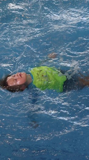 In this powerful story, one of our amazing swim moms shares why the ISR float is such a critical part of self-rescue. It gives children the ability to rest, breathe, and survive, even when they can’t reach the wall, the steps, or anyone nearby. Every second matters. Every skill matters. And the float can truly save a life. #LiveLikeJake #ISR #SelfRescue #ISRsavesLives #DrowningPrevention #WaterSafety #InfantSwim #SurvivalSwim #ParentTestimonial #BecauseEveryChildDeservesToBeSafe | Live Like Jake