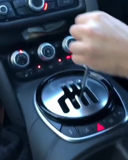 Manual vs Automatic: Audi R8 Gearbox Comparison