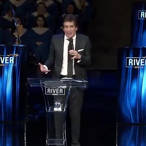 662K views · 42K reactions | No vivas con una carga innecesaria. El sacrificio de Jesús nos hace libres, en todo tiempo. Su palabra es la misma ayer, hoy y siempre. Permite que Él quite todo aquello que cubre tus heridas, para que puedan sanar y servir de testimonio del poder de Dios para otros. ❤️ Fuente: Dante Gebel. | Dios tiene un plan para ti | Facebook