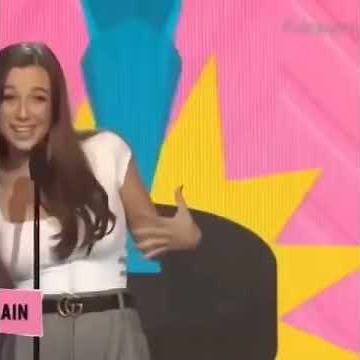 Emma Chamberlain cringy Streamy Awards Speech