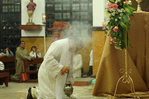 Genuflect Or Bow? When, Where, And Why This Is Part Of The Catholic Faith! - Catholic-Link