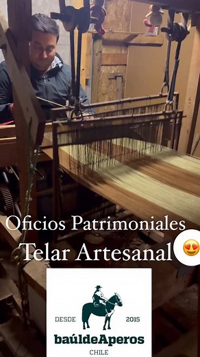 Los telares artesanales de madera en Chile son elementos importantes de la tradición textil, particularmente entre las comunidades mapuches y aymaras. Estos telares, hechos a mano con maderas locales, se utilizan para tejer diversas prendas y artículos, manteniendo vivas las técnicas y conocimientos ancestrales En resumen, los telares artesanales de madera en Chile son un ejemplo de la riqueza cultural y la tradición textil del país, siendo un importante elemento para la preservación de las cost