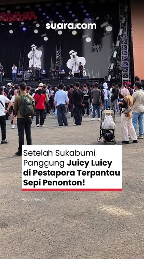 Penampilan Band Juicy Lucy di Festival Pestapora 2026 hari pertama, Jumat (25/9/2026) terpantau sepi. Jika biasanya dipenuhi lautan penonton, berdasarkan pandangan tim Suara.com pukul 15.15, penampilan tersebut hanya disaksikan sekitar 200 orang penonton. Uan Kaisar dkk tampil di Pestapora Stage yang merupakan panggung terbesar dalam venue ini. Namun, sampai lagu ketiga penonton juga terpantau tidak terlalu penuh. Seperti diketahui, band satu ini sempat menerima banyak kritik hingga cuitan boiko