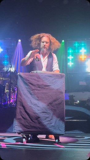 That humidity has got Jim looking like a mad scientist! Thanks for setting up shop right in front of me! #mmj161 #mymorningjacket #tourseasonisthebestseason | Erica Moore