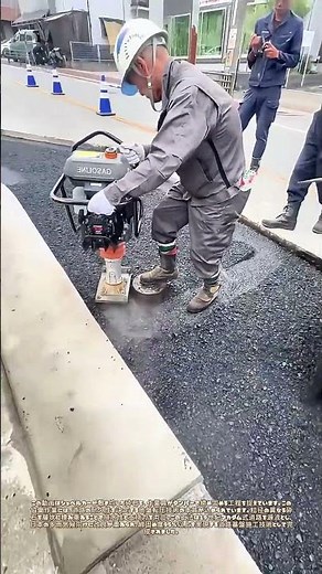 路盤を固める：重機と人力が奏でる基礎の調べ