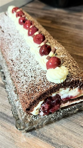 Schwarzwälder-Kirsch-Rolle für den Valentinstag