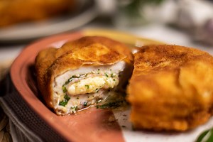 Cómo hacer un jugoso y sabroso cordon bleu de pollo: nuestra versión de la tradicional receta francesa (con vídeo incluido)