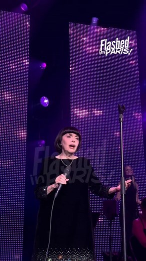 À 79 ans, pour célébrer ses 60 ans de carrière, Mireille Mathieu a illuminé la scène de L’Olympia à Paris lors de ce dimanche soir exceptionnel. Merveilleusement émouvante, elle a repris l’intemporelle La Vie en rose de Édith Piaf avec toute la grâce qui la distingue. Une légende de la chanson française, en pleine lumière, pour un moment de pure émotion. | Flashed in Paris