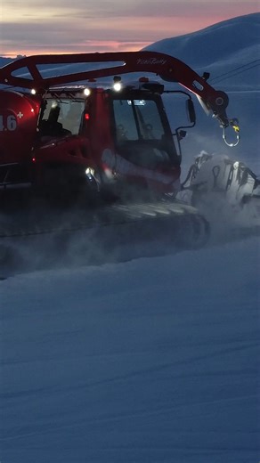 Our PistenBullys are hard at work deep into the night ❄️ The intelligent winch with automatic traction control can be activated via the panel and precisely synchronizes driving and rope speed. 💥 🎥 Captured by Maurice Holzinger #PistenBully #SnowGrooming #NightShift #Innovation #WinterVibes | PistenBully