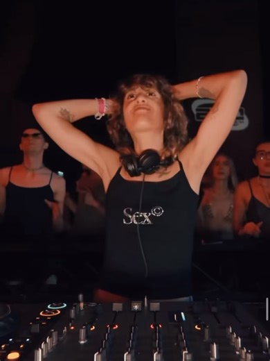 Real Ignorant on Instagram: "What is a F2F DJ set? F2F or “face to face” brings a new approach to DJing where two artists play on separate sets of gear, facing each other, not for competition, but to create an exchange of energy that tests the artist’s skills. This approach of DJing became really popular in the last few months in Europe by the Likes of @240kmh @face2face.tv @unrealgermany This new collaborative style of DJing is sure to create an immersive experience Liquid has never seen before