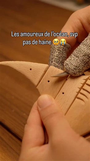 Petits Bricks on Instagram: "Un mouvement fait main, né de la mer. Cet automate en bois est fabriqué artisanalement à partir de noyer nord-américain et de hêtre européen — deux essences choisies pour leur chaleur, leur solidité et leur beauté naturelle. Inspirée par la grâce silencieuse de la vie océanique, chaque pièce transforme le mouvement en poésie, apportant calme et une touche de la mer à n’importe quel espace. #cadeauxfaitsmain #amoureuxdelocéan #décorationintérieure #automates #artduboi