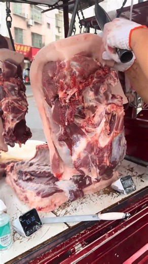 Detailed boning of whole fresh meat, satisfying smooth knife skills