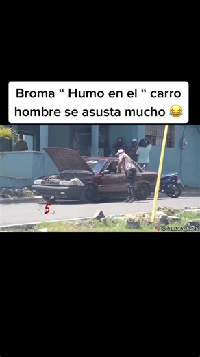 Humo en el carro hombre se asustó🤣#parati #fyp #solopordiversion | honk prank on car