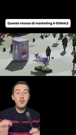 Questa mossa di marketing è GENIALE. Un brand di cioccolato, milka, ha piazzato un distributore di cioccolata gratis in una via super affollata. Ovviamente tutti si sono fiondati lì. Premevano il pulsante in bella vista ma non succedeva niente. Poi hanno notato le istruzioni: per sbloccare la cioccolata bisognava toccare contemporaneamente la macchinetta e la statua della mucca. Sembrava facile, ma c’era un problema: la distanza era troppa per una persona sola. Così hanno iniziato a chiedere aiu