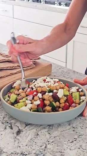 Easy Mediterranean Chickpea Salad Recipe {Perfect Mom Lunch}