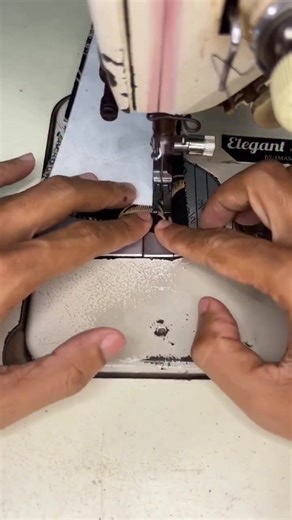 🍡 新作もちスイーツ登場！京都・東山の小さな和スイーツ店「もちもち」から、話題のもちがやってきた！ ✨ 宇治抹茶いちご餅 - 抹茶のほろ苦さと苺の甘酸っぱさが絶妙にマッチ 🍓 ✨ チョコいちご餅 - 濃厚チョコと苺がトロける贅沢スイーツ 🍫 💰 各 ¥1,000 (約 $7) 📍 住所: 京都市東山区清水2丁目208-14 🚶 アクセス: 清水寺のすぐそば ⏰ 営業時間: 10:30-19:00 📅 定休日: 不定休 🎉 最近SNSで話題のもちつきパフォーマンスも必見！掛け声「ヨッショ！」と「ハイヤーイェー！」に、外国人観光客も大興奮。動画を撮れば、あなたのSNSも一気に注目スポットに 🔥 ひと口で笑顔になる、京都の新名物スイーツ。今日のおやつはもちもちで決まり！ 🍡