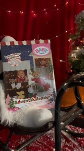 ✨ Kleiner Blick hinter die Türchen… ✨ Unser BABY born Adventskalender steckt voller süßer Überraschungen – und wir können es kaum erwarten, ihn mit euch zu teilen! 🎁💗 🎉 GEWINNSPIEL 🎉 Wir verlosen 3x unseren neuen Adventskalender – für noch mehr Vorfreude im Dezember! 🎄💫 So machst du mit: 🎀 Folge uns ❤️ Like dieses Video 📝 Schreib uns in die Kommentare: Was darf für dich in der Weihnachtszeit auf keinen Fall fehlen? Teilnahmeschluss ist der 07.11.2025. Die drei Gewinner werden anschließen