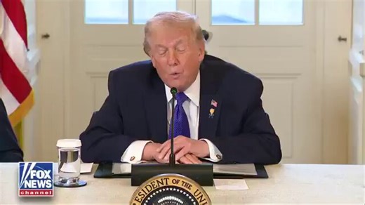 🚨全世界从来没有一个人因为自己没有拿到诺贝尔和平奖而成为了祥林嫂，川普除外，你懂的😎川普本周第四次发短信给挪威首相，重申自己不想要诺贝尔和平奖川普在凌晨2点47分发送的短信写道：“为了避免误会，我再说一遍。”华盛顿——周二清晨，川普联系了挪威首相约纳斯·加尔·斯特勒，本周第四次重申，他对获得诺贝尔和平奖毫无兴趣。他不想要这个奖项，也从未想要过，但却一直喋喋不休地谈论着它。“历史上我想不出还有谁比我更应该获得诺贝尔奖，”总统周一说道，并立即补充说他不想吹嘘。然而，他随后却吹嘘了一番。“没有人像我一样解决过战争，”他继续说道，严格来说，这算是一个完整的句子。本周，世界各国领导人均拒绝就诺贝尔奖事件发表评论，因为他们正忙于处理其他事务。法国总统埃马纽埃尔·马克龙在巴黎举行的新闻发布会上被问及川普的言论时，沉默了“相当长一段时间”才作答。马克龙谨慎地说道：“如果我站在讲台上说我比历史上任何人都更配得上诺贝尔奖，他们不会鼓掌的。” “他们会打电话。打给医生。用某种特定的车辆。”德国总理弗里德里希·梅尔茨的措辞则更为直接。“在德国，我们有一个词用来形容那些自认为独自拯救了世界，并且需要每天都得